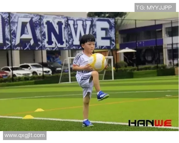 白衣少年足球明星背后的故事与成就揭秘