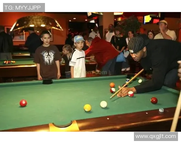 足球明星与台球的精彩碰撞高清照片展现运动魅力与风采