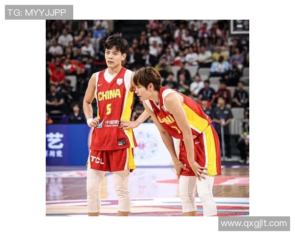 杨姓篮球明星的辉煌历程与成就解析 杨姓篮球明星的辉煌历程与成就解析